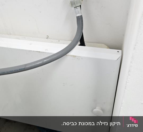 צינור מים מחובר לקיר עם חיבורים וכלים שונים